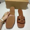 Chinelos 2024 produto de verão quadrado cabeça aberta dedo do pé feminino para outwear moda versátil carro costurado sandálias de fundo plano