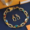 Set di gioielli di design Bracciale di lusso Bracciale a catena spessa in oro da uomo Orecchini da donna Regalo Gioielli di tendenza per feste in oro Orecchini a catena con pietre preziose di moda