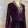 Vêtements de nuit pour femmes Gold Velvet Femmes Printemps X-Long Peignoir Dentelle Robes pour dames avec ceintures Style français Luxe V Cou Kimono Robe de chambre