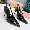 Calf patent skórzane pompki slingback metalowe sandały sandały Kitten Obcacki luksusowy projektant damski luksusowy projektanta butów wieczornych pudełka z pudełkiem