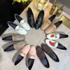 Chaussures habillées formelles designer femmes 100% cuir boucle en métal dame lettre chaussure plate mules princetown trample mocassins paresseux taille 35-42-43-45 semelle véritable