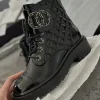 Casual skor ny stil vinter stövlar kvinnor män ankel designers martin platt läder tossor plattform utomhus kedja buckle boot lyxigt snö designer lady rese varm