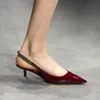 Designer de couro patente slingback bombas de metal fivela-embelezado sandálias gatinho salto feminino luxo corrente de metal apontado dedo do pé sexy sapatos de festa à noite