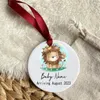 Kerstversiering Gepersonaliseerde Baby Aankondiging Ornament Aangepaste Keramiek Geboren Douchegeschenken Po Prop Komt eraan