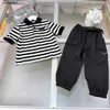 Neue Kinder-Trainingsanzüge, Designer-Baby-Sommeranzug, Größe 100–150, schwarz-weiß gestreiftes POLO-Shirt und Khaki-Arbeitshose, 20. Januar