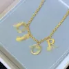 La nuova collana di diamanti retrò abbinata a una semplice lettera corta e sottile con catena alla clavicola e stella temperamento con abbinamento femminile