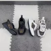 2024 New Kid Casual Sapato Menino Marca Sneaker Primavera e Outono Preto Designer Boot Trainer Tênis Low Run Sapatos Luxo Designe Outdoor Travel Mulheres Mens Loafer Girl
