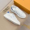 Płaskie buty Rivoli Sneaker Treaker Trener Mens Buty Białe zrytające cielę skórzane wytłoczone litera Flower Beverly Hills Sneakers 1.23 04