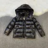 2024年の到着子供はコートジャケットを下ってフード付き秋の冬の男の子の女の子綿パッジパッドパーカコートを厚くします暖かいジャケットキッズアウトウェア