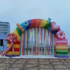 Atacado 7m de largura de arco-íris atraente tem tema bckdrop arco de doces inflável com borlas coloridas