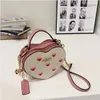 Cherry Designer väskor Kvinnor handväska kvinnors väska klassiska axelväskor på lady mode kärlek hjärtväska söt hjärtformad rand crossbody handväska 18*7,5-16 cm