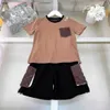 Marken-Kinder-Trainingsanzüge, Kinder-T-Shirt-Anzug mit mehreren Taschen, Größe 110–160, Blumen-Logo-Druck, Babykleidung für Jungen, kurze Ärmel und Shorts, 20. Januar