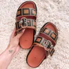 Sandale Double F Sandale Chaussures Boucle Womans Man Plateforme en cuir plate-forme de mode Slippers Fashion Slippers Flat Brown Pool noir blanc Sandale Summer Beach Slipper Box