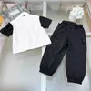 Nya Kids Tracksuits Baby Summer Short Sleeved Suit Size 100-150 skarvad design rund hals t-shirt och arbetsbyxor jan20