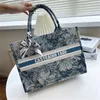 Totes Designer 2024 Début du printemps Nouvelle mode Monet Bleu Peinture à l'huile Contraste Sac fourre-tout de poche pour femmes DDABD