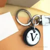 Desigenr Jewelry keychain keychain رسالة v مصمم العلامة التجارية رجالًا فاخرًا جولة لوحة مفاتيح للسيارة الإبزيم مفاتيح مفاتيح المصنوعة يدويًا من الرجال المصنوعة يدويًا للنساء.