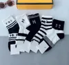 Calcetines para hombres y mujeres, cinco pares de calcetines deportivos con letras de malla de invierno impresas tn