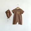 Im Sommer Kinder Baby Mädchen Jungen Kurzarm Waffel Patch Bär Säugling geboren Overalls Baumwolle Strampler Geschenk Hut mit Ohr 240122