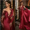 2022 ciemnoczerwone formalne sukienki wieczorowe Frezowanie Suknia Mermaid Party Seksowne długie rękawy Ruche Satynowe sukienki na wybiegu PROMSKIRT 228O