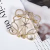 Loews Broche Diseñador Moda de lujo Mujer Calidad original Broche de letra hueca Conjunto con circonita Diamante completo Cuadrado Tridimensional Estilo de lujo ligero