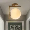 Lâmpada de parede Modern Minimalista Ouro Ferro Corpo Nórdico Branco Fosco Bola De Vidro Design Corredor Varanda Decoração LED E14 Iluminação