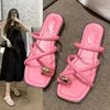Kapcie plus size 42 43 lato dla kobiet swobodne buty pu zewnętrzne plażę moda kobiet klapki solidne płaskie slajdy