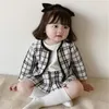 トレンディな子供の女の子の服セットDesignertwoの作品ドレスとジャケットコートかわいい幼児の赤ちゃんの女の子のロンパースーツの衣装