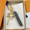 Desigenr smyckesdesigner Cali Skating Keychains Men Kvinnor Key Chain L Luxury Package Pendant Fashion Key Ring unisex Chaveiro 4 Färger Brev Nyckel hänge