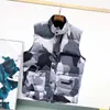 Mens Gilet Vest 디자이너 재킷 자수 배지 다운 여자 깃털로 채워진 재료 코트 흑연 흑백 블루 팝 커플 코트 크기 S m l xl xxl