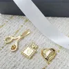 18kメッキの金のブローチレターダイヤモンドブローチ女性用ワイルドブローチアクセサリー供給