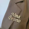 Spilla con nome personalizzato in acciaio inossidabile con targhetta con nome personalizzato in cristallo Spilla da uomo per donna Regalo personalizzato per matrimonio 240119