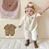 Söt Bear Winter Baby Jumpsuit Scarf Autumn Born Romper for Boys Girls Clothece Toddler Outfit Set Korean Infant Onesie 240119