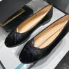 파리 디자이너 Black Ballet Flats Shoes 럭셔리 여성 브랜드 퀼트 진정한 가죽 슬립 발레리나 둥근 발가락 레이디스 드레스 신발 채널 Zapatos de Mujer
