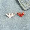 Broches de papel guindastes esmalte pino personalizado branco vermelho origami pássaro saco lapela emblemas simples animal jóias presente para crianças amigos