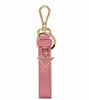 سلاسل أزياء مفاتيح العلامة التجارية الفاخرة قلادة للأزياء لسحر Women Car Key Chain Prad Keyring للرجال الأنيقة مصممة رسائل مصممة من جلد المفاتيح المعدنية أفضل هدايا عيد الميلاد