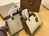 Mulheres clássicas sacola capacidade material de couro grosso bolsa com vários bolsos luxo designer saco espelho cabide grande saco de viagem dois tons hdmbags2024