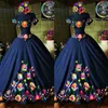 2022 أزياء Charro Mexico Quinceanera فساتين البحرية الأزرق المطرز قبالة الكتف الساتان مشد الظهر الحلو 15 فستان حفلة موسيقية 2899