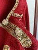 Robes de travail 2024 costume de mode pour femmes boucle de diamant rouge garniture en or tricoté court petit manteau jupe de hanche ensemble 2 pièces 0107