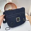 Designer Casual Sport Sac à bandoulière en denim bleu violacé Large sangle réglable Square Mark Flap 30x25cm Grande capacité Lumière Femmes Messenger Sacs Voyage Bourse