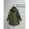 Women's Down ParkasデザイナーNew Cotton Jacketは2024ce Homeに出荷されました。短いフロントとロングバックオズルを備えたクラシックミリタリーグリーンパーカーコート