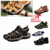 2024 Tasarımcı Yaz Yüksek Kaliteli Sıcak Satış Sandalet Erkekler Deri Yumuşak Sole Açık Kadın Ayakkabıları Eğlence Plajı Konforlu Ayakkabı Anti Slip Tonpser