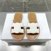 Yüksek kaliteli moda kadın sandal tasarımcısı düşük erkekler 2024 yeni sanal lüks katır ayakkabı slayt yaz terliği açık havada yürüyüş mirasçı kaydırıcılar hediye sıradan topuk kutusu