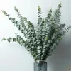 Dekorativa blommor 12/24st konstgjorda växter Eukalyptus lämnar falska bladgrenar för hemträdgård bröllop Alla hjärtans dagsdekor Buketter