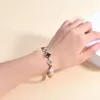 Nuova versione coreana del quadrifoglio in acciaio inossidabile personalizzato versatile braccialetto di diamanti intarsiato con conchiglia bianca e nera, braccialetto con fibbia per donna