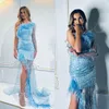 Moda feminina vestidos de noite um ombro mangas compridas vestidos de baile lantejoulas penas divisão lado vestido para festa feito sob encomenda robe de soiree