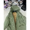 Women's Down ParkasデザイナーNew Cotton Jacketは2024ce Homeに出荷されました。短いフロントとロングバックオズルを備えたクラシックミリタリーグリーンパーカーコート