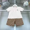 Merk kinder T-shirts Geborduurd logo baby trainingspakken Maat 100-150 zomer revers Polo T-shirt en rasterprint shorts Jan20