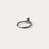 Designerring Hot Selling in Europa en Amerika Diamantloze ring met reliëf Eenvoudige en geavanceerde cadeaus voor koppels om voor te stellen