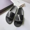 2024 Nouvelles pantoufles Sandale Rivet Sadded Womens Mens Casual Shoe Sandale Summer Fashion Flat Rockstuds Mule Slide Designer Luxury Designer Outdoors Pool Sports Sliders