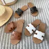 Designer sandale feminino chinelos planos de couro genuíno sandália de luxo de luxo de verão plana mulas deslize ao ar livre sapatos casuais piscina de praia sliders sliders